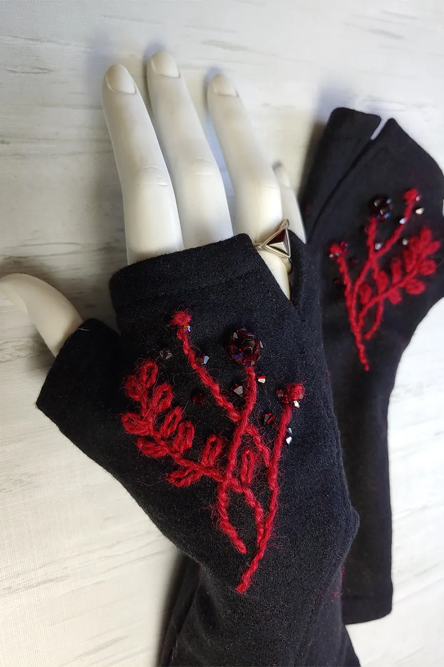 FLORAL MOTIF Gloves. More colours.