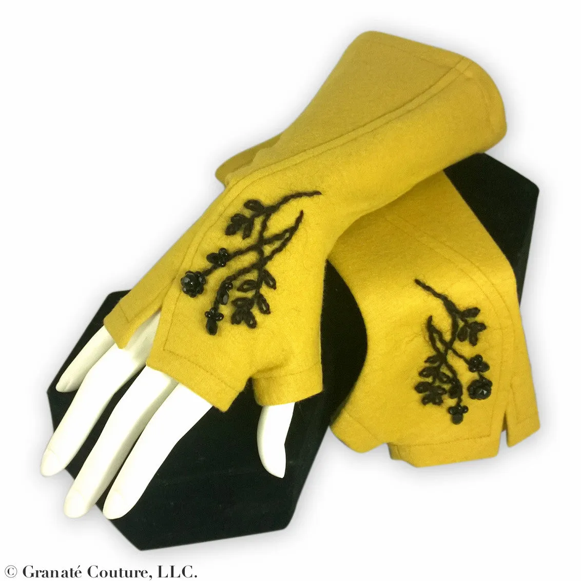 FLORAL MOTIF Gloves. More colours.